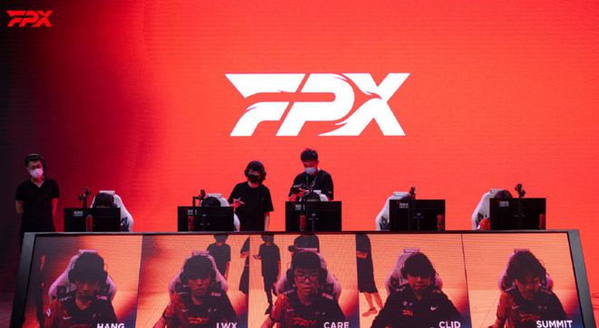 FPX成为LPL黑马，有望进入前三：海外网友评论击败NIP的比赛。