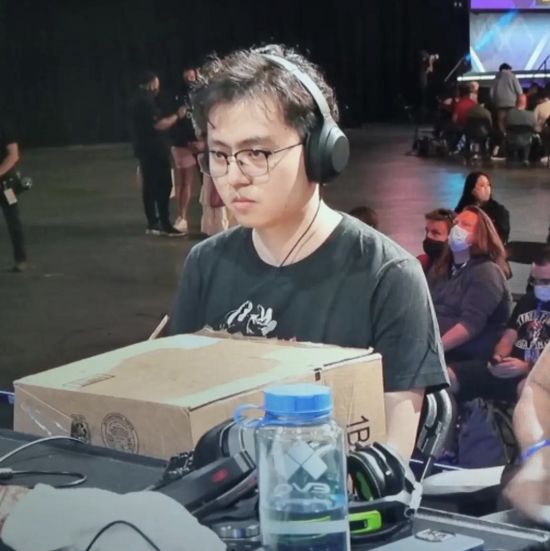 为防对手偷窥操作 电竞选手将手藏在纸箱里比赛