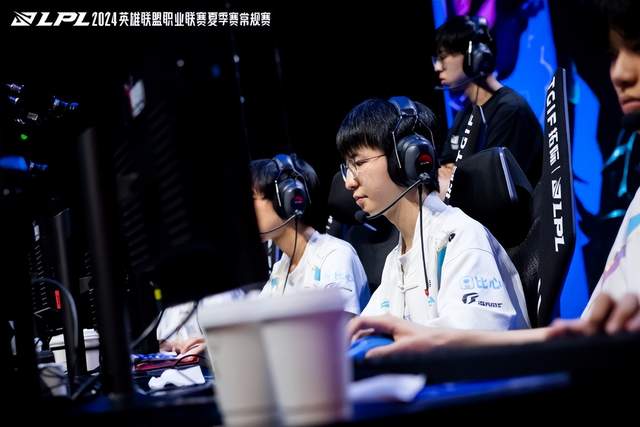 "LPL第一战队因虐泉风波被喷，TS和Letme发声引争议"