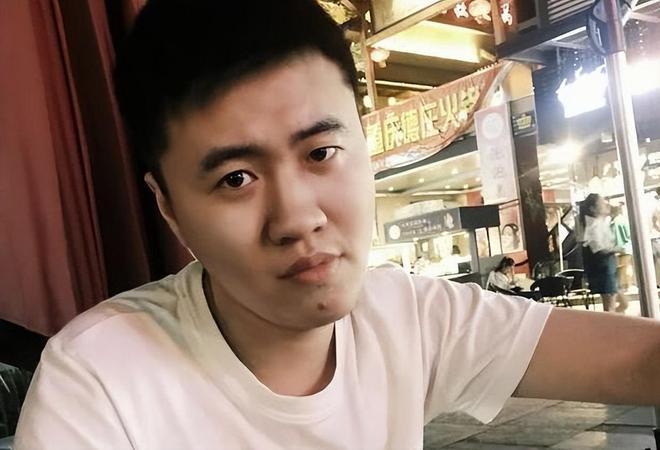 "大量主播力挺霸哥，前选手称霸哥开挂我退网"